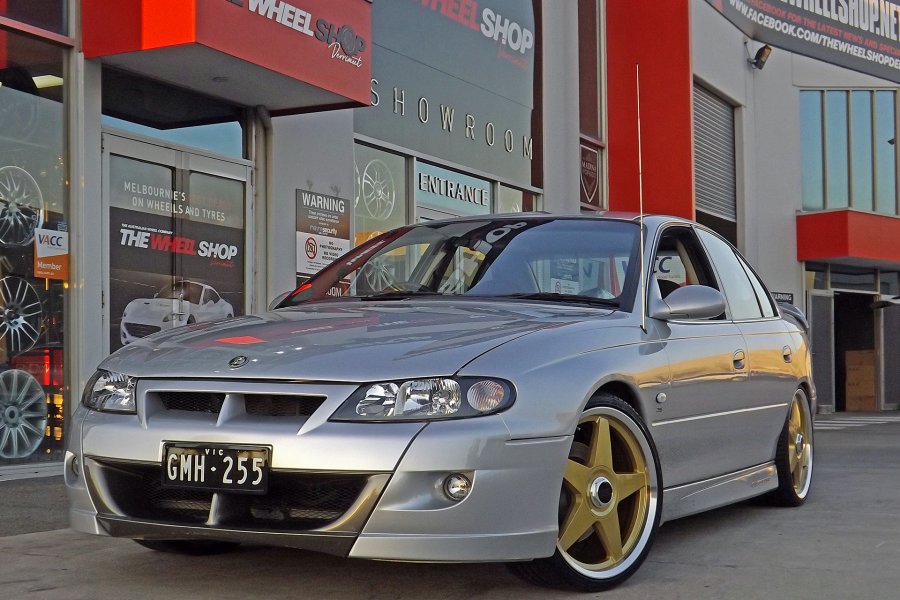 HSV WITH 20 INCH STAR WHEELS IN GOLD  |  | HOLDEN